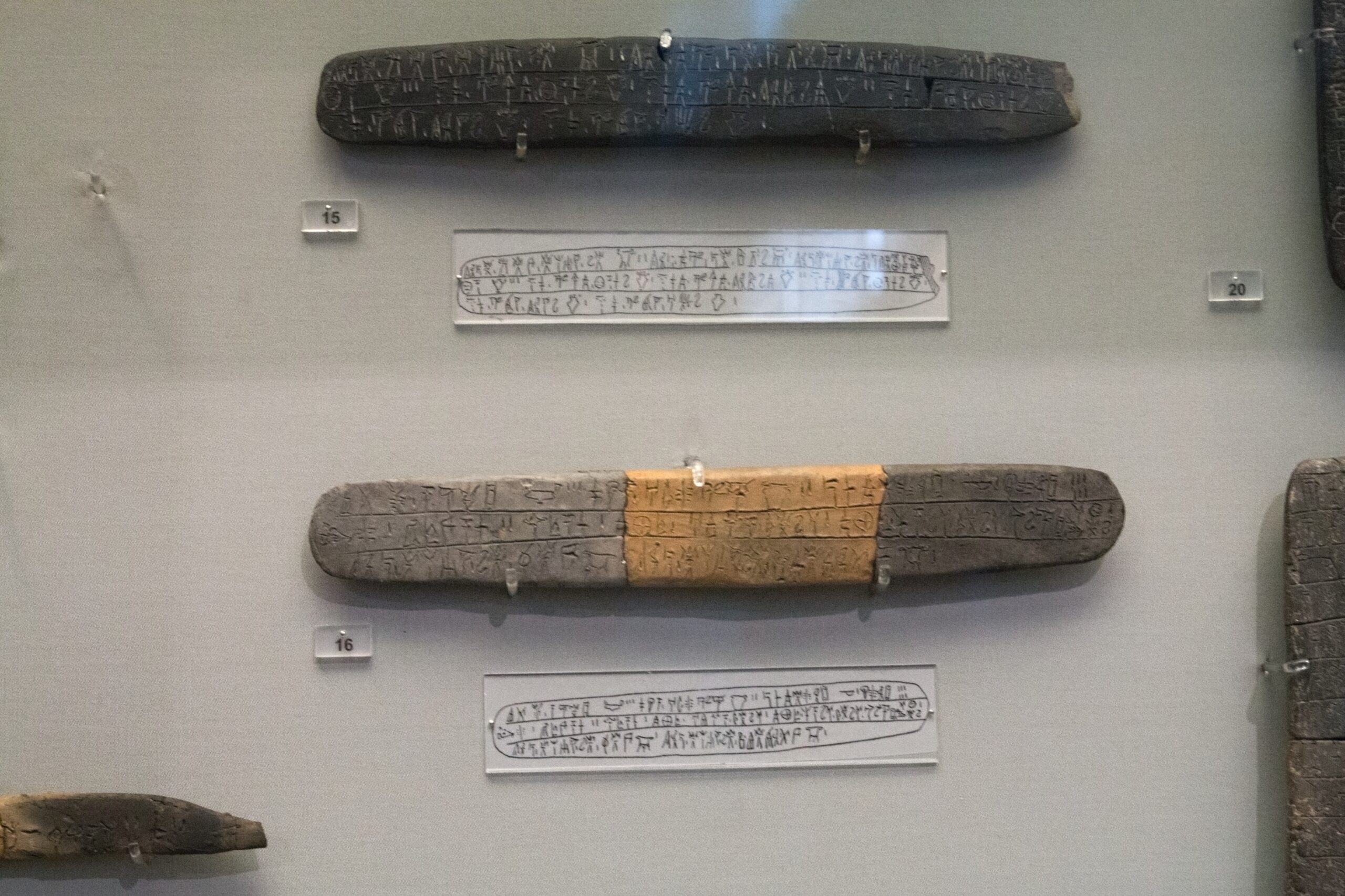 Linear B tablets: palace bookkeeping and the narrow evidence for Mycenaean Greece